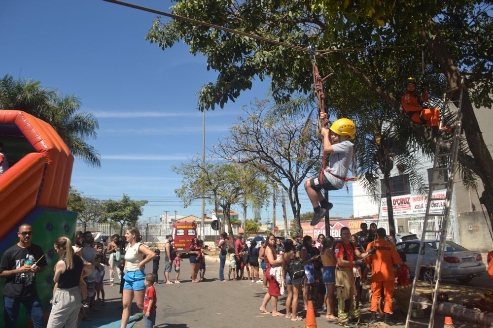 (Fotos) Bombeiros promovem manhã de diversão para as crianças em Santa Maria