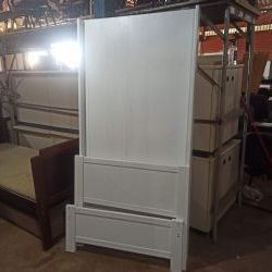 Cama de madeira maciça pintada de branca desmontada